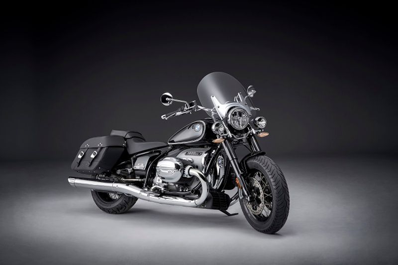 <p>BMW ಮೋಟರಾಡ್ ಇಂಡಿಯಾ ಆಲ್-ನ್ಯೂ BMW R18 ಕ್ಲಾಸಿಕ್ ಬೈಕ್ ಭಾರತದಲ್ಲಿ ಬಿಡುಗಡೆ ಮಾಡಿದೆ. ಆಲ್-ನ್ಯೂ BMW R18 ಕ್ಲಾಸಿಕ್ ಅನ್ನು ಸಂಪೂರ್ಣ ಬಿಲ್ಟ್-ಅಪ್ ಯೂನಿಟ್(CBU) ಬೈಕ್ ಇಂದಿನಿಂದ BMW ಮೋಟರಾಡ್ ಡೀಲರ್ ನೆಟ್ವರ್ಕ್ ಮೂಲಕ ಬುಕಿಂಗ್ ಮಾಡಿಕೊಳ್ಳಬಹುದು. ಹೊಚ್ಚ ಹೊಸ BMW R ಬೈಕ್ ಬೆಲೆ 24,00,000 ರೂಪಾಯಿ(ಎಕ್ಸ್ ಶೋ ರೂಂ)</p>