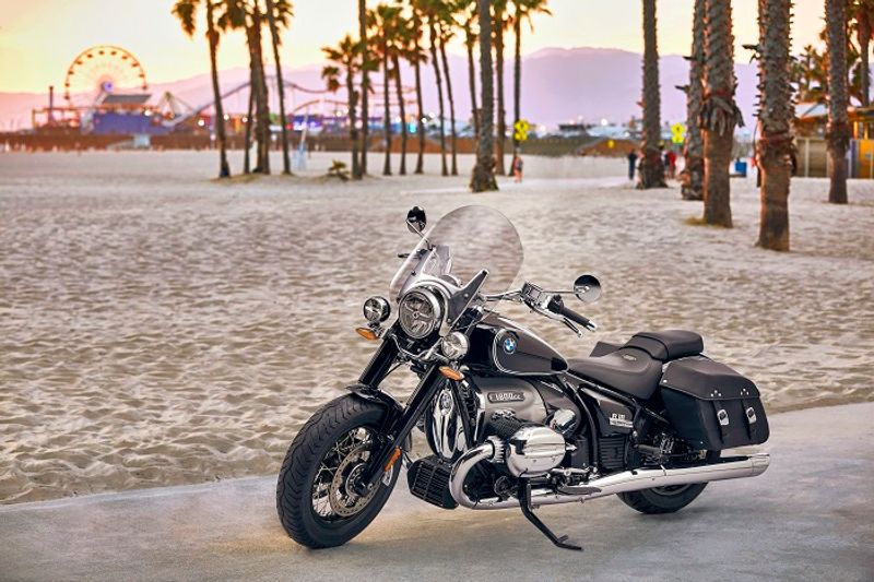 <p>ಕಳೆದ ವರ್ಷ BMW R18 ಪ್ರಥಮ ಪ್ರದರ್ಶನದ ನಂತರ, BMW ಮೋಟರಾಡ್ ಇಂಡಿಯಾ ಈಗ ತನ್ನ ಕ್ರೂಸರ್ ಸೆಗ್ಮೆಂಟ್ನಲ್ಲಿ ದ್ವಿತೀಯ ಸದಸ್ಯತ್ವದ BMW R18 ಕ್ಲಾಸಿಕ್ ಪರಿಚಯಿಸಿದೆ. ಆಲ್-ನ್ಯೂ BMW R18 ಕ್ಲಾಸಿಕ್ ಮಹತ್ತರ ಟೂರಿಂಗ್ ಕ್ರೂಸರ್ ಮಾಡೆಲ್ಗಳ ಪ್ರಾರಂಭಗಳನ್ನು ಪ್ರತಿನಿಧಿಸುವ ಟೂರಿಂಗ್ ಬೈಕ್ ಆಗಿದೆ.</p>