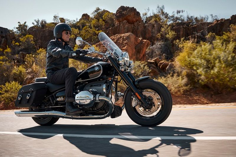 <p>BMW R18 ಕ್ಲಾಸಿಕ್ ಸಮಯರಹಿತ ವಿನ್ಯಾಸವಾಗಿದ್ದು ಸ್ಪಷ್ಟ ಆದರೆ ಸಮಕಾಲೀನ ತಂತ್ರಜ್ಞಾನದೊಂದಿಗೆ ವಿಲೀನಗೊಂಡು ಬೆಳೆಸಿಕೊಂಡಂತೆಯೇ ಭಾವನಾತ್ಮಕವಾಗಿಯೂ ರೈಡಿಂಗ್ ಅನುಭವದ ಒಟ್ಟಾರೆ ಅದ್ಭುತ ಪರಿಕಲ್ಪನೆಯನ್ನು ಸೃಷ್ಟಿಸುತ್ತದೆ. BMW R 18 ಸ್ಟೈಲ್ನಲ್ಲಿ ಪ್ಯೂರಿಸ್ಟ್ ಆದರೆ R18 ಕ್ಲಾಸಿಕ್ ದೊಡ್ಡ ವಿಂಡ್ಸ್ಕ್ರೀನ್, ಪ್ಯಾಸೆಂಜರ್ ಸೀಟ್, ಸ್ಯಾಡಲ್ಬ್ಯಾಗ್ಸ್, ಹೆಚ್ಚುವರಿ ಹೆಡ್ಲೈಟ್ಸ್ ಮತ್ತು 16- ಇಂಚ್ ಫ್ರಂಟ್ ವ್ಹೀಲ್ ಹೊಂದಿದೆ. ಇದು BMW ನಲ್ಲಿ ಹಿಂದೆಂದೂ ನಿರ್ಮಾಣವಾಗದ ಅತ್ಯಂತ ದೊಡ್ಡ ಡಿಸ್ಪ್ಲೇಸ್ಮೆಂಟ್ ಬಾಕ್ಸ್ ಎಂಜಿನ್ ಹೊಂದಿದೆ.</p>