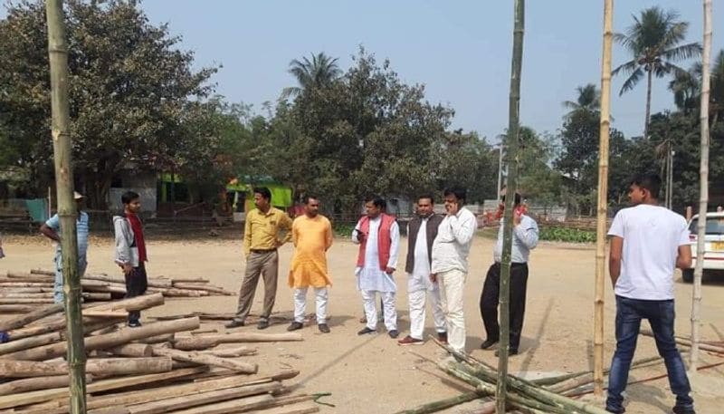 <p><br />
<br />
বিকেল ৪ টে ২৭ নাগাদ মঙ্গল পান্ডের মূর্তিকে সম্মান জানাতে পশ্চিমবঙ্গ পুলিশের হেড কোয়ার্টারে যাবেন তিনি। </p>