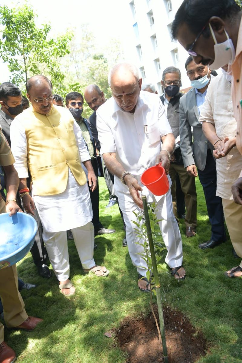 <p>ಬೇಸಿಗೆ ಪ್ರಾರಂಭವಾಗುತ್ತಿದ್ದು, ಅರಣ್ಯ ಪ್ರದೇಶದಲ್ಲಿ ಕಾಡ್ಗಿಚ್ಚು ಹಬ್ಬಬಹುದಾಗಿದೆ. ಇದಕ್ಕೆ ಆಸ್ಪದ ನೀಡಬಾರದು. ಜೊತೆಗೆ, ಕಾಡ್ಗಿಚ್ಚು ಕಾಣಿಸಿಕೊಳ್ಳದಂತೆ ಎಚ್ಚರಿಕೆ ವಹಿಸಬೇಕು ಎಂದ ಸಿಎಂ ಬಿಎಸ್ವೈ</p>