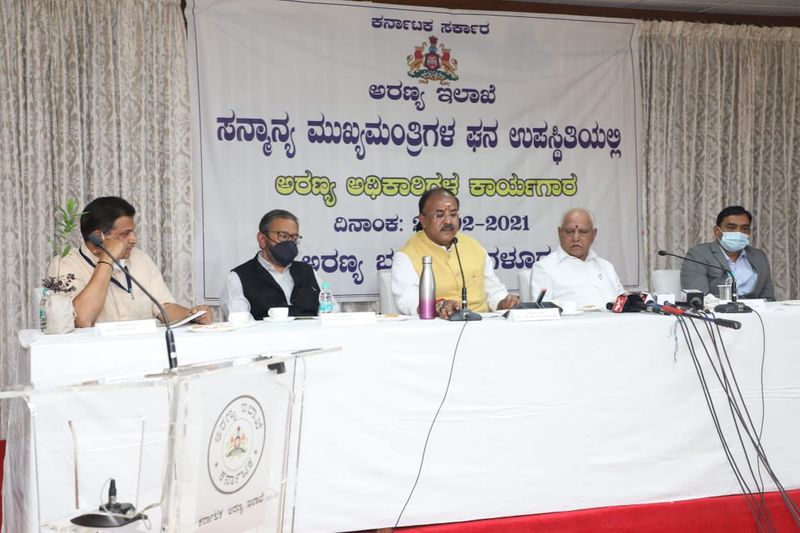 <p>ಅರಣ್ಯ ಪ್ರದೇಶದಲ್ಲಿನ ಪ್ರಾಣಿ, ಪಕ್ಷಿಗಳಿಗೆ ಆಹಾರ ಒದಗಿಸಬೇಕಾಗಿದೆ. ಅರಣ್ಯ ಉಳಿಯಬೇಕಾದಲ್ಲಿ ಅಲ್ಲಿಯ ಪ್ರಾಣಿ ಮತ್ತು ಪಕ್ಷಿ ಸಂಕುಲ ಮುಖ್ಯ ಪಾತ್ರ ವಹಿಸಲಿದೆ. ಅವುಗಳಿಗೆ ನೆರವಾಗುವುದಕ್ಕಾಗಿ ಅರಣ್ಯ ಪ್ರದೇಶದಲ್ಲಿ ಹಣ್ಣಿನ ಜಾತಿಯ ಮರಗಳನ್ನು ಬೆಳೆಸಲು ಅಗತ್ಯ ಕ್ರಮ ಕೈಗೊಳ್ಳಬೇಕು ಎಂದು ಸಿಎಂ ಸಲಹೆ ನೀಡಿದರು.</p>