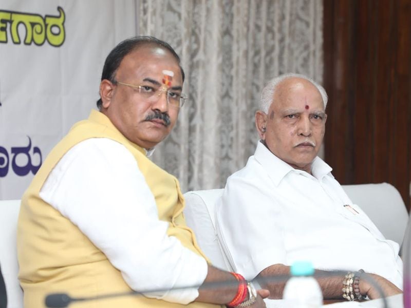 <p>ಅರಣ್ಯ ಪ್ರದೇಶದಲ್ಲಿ ನಡೆಯುತ್ತಿರುವ ಗಣಿಗಾರಿಕೆಗಳಿಂದ ವನ್ಯಜೀವಿಗಳು ತೀವ್ರ ತೊಂದರೆ ಅನುಭವಿಸುತ್ತಿವೆ. ಆದ್ದರಿಂದ ಯಾವುದೇ ಕಾರಣಕ್ಕೂ ಅರಣ್ಯ ಪ್ರದೇಶದಲ್ಲಿ ಗಣಿಗಾರಿಕೆಗೆ ಅನುಮತಿ ನೀಡಬಾರದು. ನೀಡಿದರೂ ವನ್ಯಜೀವಿಗಳಿಗೆ ತೊಂದರೆಯಾಗದಂತೆ ಕಟ್ಟುನಿಟ್ಟಿನ ಷರತ್ತುಗಳನ್ನು ವಿಧಿಸಬೇಕು ಎಂದು ಅರಣ್ಯ ಇಲಾಖೆ ಸಚಿವ ಅರವಿಂದ ನಿಂಬಾವಳಿ ತಿಳಿಸಿದ್ದಾರೆ. </p>