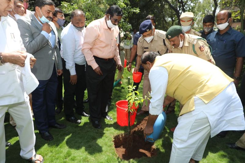 <p>ಜಗತ್ತಿನ ಜೀವ ವೈವಿಧ್ಯ ತಾಣಗಳಲ್ಲಿ ಒಂದಾದ ಪಶ್ಚಿಮ ಘಟ್ಟಗಳ ಮಧ್ಯಭಾಗ ಕರ್ನಾಟಕ ರಾಜ್ಯದಲ್ಲಿದೆ. ರಾಜ್ಯದ ಎಲ್ಲ ಜೀವ ನದಿಗಳು ಇಲ್ಲಿ ಹುಟ್ಟುತ್ತವೆ. ದೇಶದ ಶೇ.25 ಆನೆ, ಶೇ.15 ಹುಲಿ ಸಂತತಿಯನ್ನು ರಾಜ್ಯ ಪಡೆದಿದ್ದು, ಅದರ ರಕ್ಷಣೆಗೆ ಅರಣ್ಯ ಇಲಾಖೆಯ ಅಧಿಕಾರಿಗಳು ಮತ್ತು ಸಿಬ್ಬಂದಿ ಜೀವ ಪಣಕ್ಕಿಟ್ಟು ಶ್ರಮಿಸುತ್ತಿದ್ದಾರೆ ಎಂದು ಮುಖ್ಯಮಂತ್ರಿಗಳು ಮೆಚ್ಚುಗೆ ವ್ಯಕ್ತಪಡಿಸಿದರು.</p>