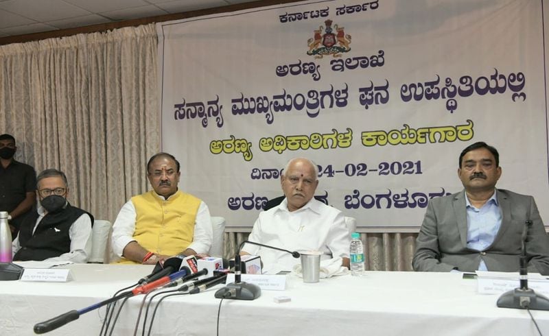 <p>ಅರಣ್ಯ ಸಚಿವ ಅರವಿಂದ ಲಿಂಬಾವಳಿ, ಪ್ರಧಾನ ಮುಖ್ಯ ಅರಣ್ಯ ಸಂರಕ್ಷಣಾಧಿಕಾರಿಗಳಾದ ಸಂಜಯ್ ಮೋಹನ್ (ಅರಣ್ಯ ಪಡೆ ಮುಖ್ಯಸ್ಥರು), ವಿಜಯ್ಕುಮಾರ್ ಗೋಗಿ(ವನ್ಯಜೀವಿ ಪರಿಪಾಲಕರು), ರಾಜ್ಯ ಜೀವ ವೈವಿಧ್ಯ ಮಂಡಳಿ ಅಧ್ಯಕ್ಷ ಅನಂತ ಹೆಗಡೆ ಆಶಿಸರ ಸೇರಿದಂತೆ ಅರಣ್ಯ ಇಲಾಖೆಯ ಹಿರಿಯ ಅಧಿಕಾರಿಗಳು ಭಾಗವಹಿಸಿದ್ದರು.</p>