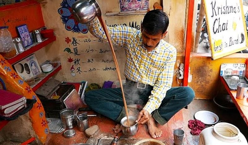 भारत में कई तरह की चाय पी जाती है। लाल, काली और दूध वाली चाय बड़े शौक से पी जाती है। इसमें लोग दूध वाली चाय सबसे ज्यादा पीना पसंद करते हैं। हर गली-मोहल्ले और चौक-चौराहे पर दूध वाली चाय आपको बिकती नजर आ जाएगी। 