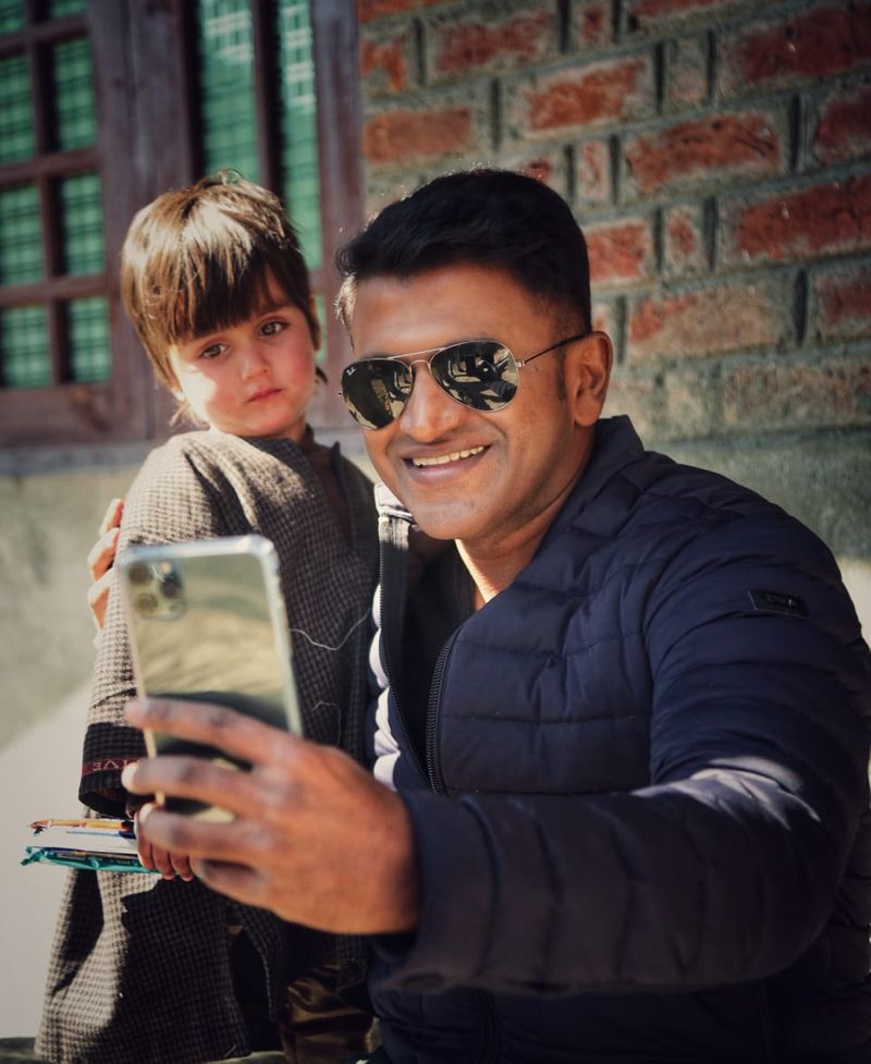 <p>ಪುನೀತ್ ರಾಜ್ಕುಮಾರ್ ಹೊಸ ಗೆಟಪ್ಪಲ್ಲಿ ಕಾಶ್ಮೀರ ಸುತ್ತುತ್ತಿದ್ದಾರೆ.</p>