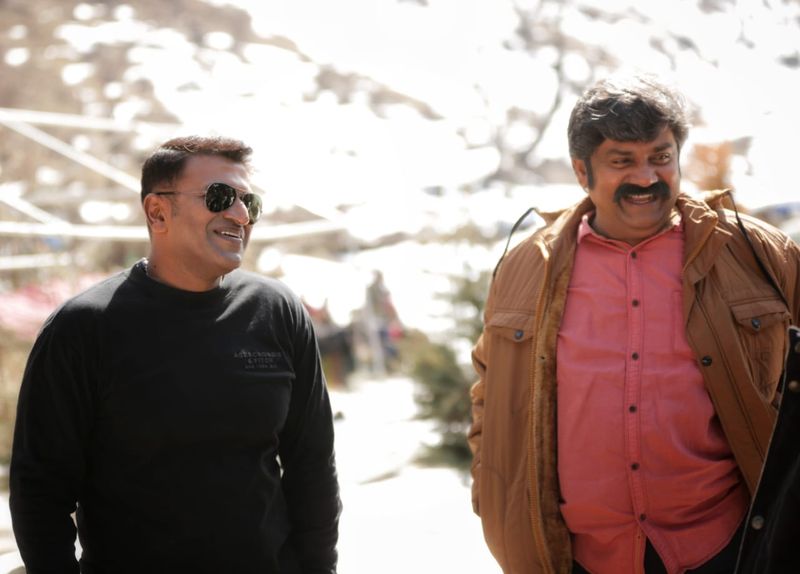 <p>ಫೆ.28ರಿಂದ ಕಾಶ್ಮೀರದ ಸುಂದರ ತಾಣಗಳಲ್ಲಿ ಹಾಡು ಮತ್ತು ಸಾಹಸ ದೃಶ್ಯಗಳ ಚಿತ್ರೀಕರಣಕ್ಕೆ ಮಾಡುವ ಪ್ಲಾನ್ ಮಾಡಿಕೊಂಡಿರುವ ಚಿತ್ರತಂಡ, ಈಗಾಗಲೇ ಹಿಮದ ಕಣಿಗಳ ನಾಡಿನಲ್ಲಿ ಬೀಡು ಬಿಟ್ಟಿದೆ. </p>