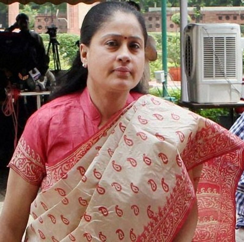 ఇంకా చెబుతూ, `మత తీవ్ర వాదుల హిట్ లిస్ట్ లో నేను టార్గెట్ అయినప్పుడు కొన్ని ఏళ్లపాటు మీరు నా భద్రత కోసం తీసుకున్న ప్రత్యేక శ్రద్ధ, ఇంకా పురట్చి తలైవియిన్ అన్బు తంగై(విప్లవ నాయకి జయలలితకి ప్రియమైన చెల్లెలు) ప్రచార భీరంగి(ప్రచారంలో ఫిరంగి) అంటూ మీరు నాకిచ్చిన గౌరవప్రదమైన పిలుపులు ఈ జన్మంతా జ్ఞాపకాలుగా మిగిలే ఉంటాయి. ఎప్పటికీ ` అని ఎమోషనల్ అయ్యింది విజయశాంతి.