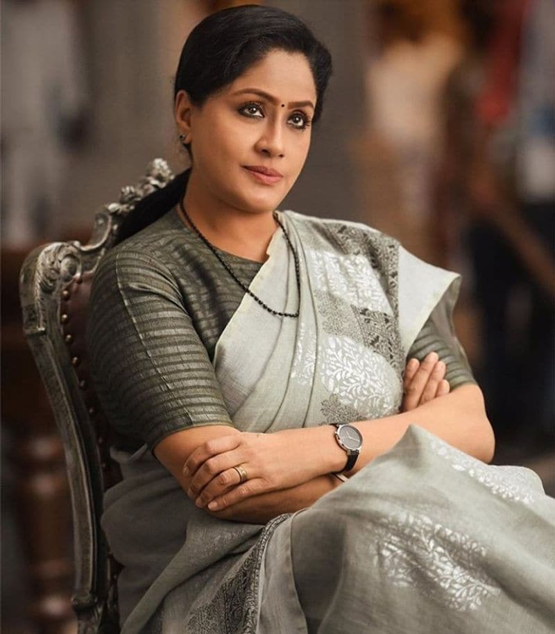 విజయశాంతి ఇటీవల సినిమాలకు దూరంగా ఉంటున్నారు. పూర్తిగా రాజకీయాలపై ఫోకస్ పెట్టారు. ఆ మధ్య మహేష్బాబు నటించిన `సరిలేరు నీకెవ్వరు`లో కీలక పాత్ర పోషించారు. మళ్లీ తానకు సినిమాలు చేసే ఉద్దేశం లేదన్నారు.