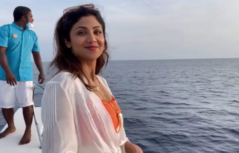 <p>ಬೋಟ್ನಲ್ಲಿ ನಿಂತು ಡಾಲ್ಫಿನ್ಗಳು ಈಜೋದನ್ನು ನೋಡಿ ಸಂಭ್ರಮಿಸಿದ್ದಾರೆ</p>
