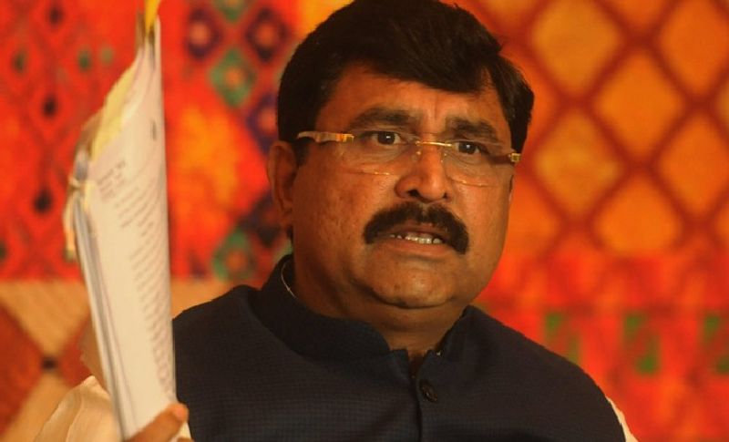 <p>बता दें कि बलराज कुंडू रोहतक जिले के महम विधानसभा से निर्दलीय विधायक हैं। हरियाणा में बीजेपी सरकार बनाने के लिए उन्होंने सपोर्ट भी किया था। लेकिन बाद में यह कहते हुए अपना समर्थन वापस ले लिया था कि राज्य में खट्टर सरकार भ्रष्टाचार के काम कर रही है। जहां उन्होंने भाजपा सरकार में सहकारिता मंत्री रहे मनीष ग्रोवर पर भ्रष्टाचार के आरोप लगाकर जांच की मांग भी थी। जिसके चलते उन्होंने समर्थन वापस लेने का ऐलान कर दिया था।<br />
</p>