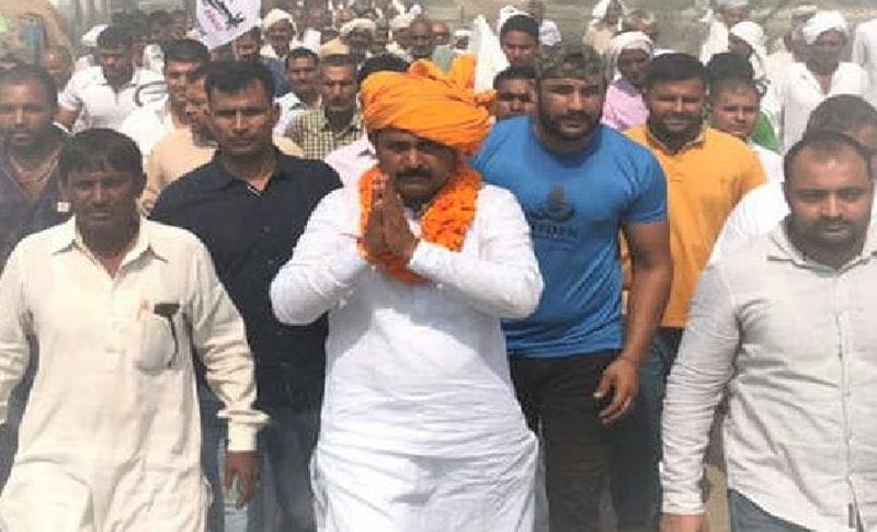 <p><br />
विधायक बलराज कुंडू किसान आंदोलन के पहले दिन से ही मोदी सरकार विरोध करते हुए किसानों का समर्थन कर रहे हैं। इतना ही नहीं वह किसान आंदोलन में शहीद किसानों के परिजन को 2-2 लाख रुपए की आर्थिक मदद का एलान कर भी चुके हैं। साथ ही उन्होंने टिकरी बॉर्डर पर आंदोलन कर रहे किसानों के लिए 'किसान रसोई' भी चलाई थी। <br />
</p>