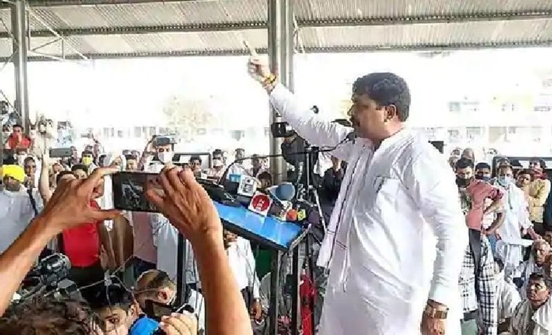 <p><br />
बता दें कि कुंडू की शिकायत पर राज्य के गृह मंत्री अनिल विज ने सहकारिता मंत्री मनीष ग्रोवर के खिलाफ जांच के आदेश दिए थे। साथ ही जिस पर विज ने एक SIT गठित की थी। इसके अलावा विधायक बलराज कुंडू ने रोहतक नगर निगम में भी भ्रष्टाचार का आरोप भी लगाया था। वह राज्य में भाजपा सरकार के खिलाफ भ्रष्टाचार के आरोप लगाकर सुर्खियों आए थे।<br />
</p>