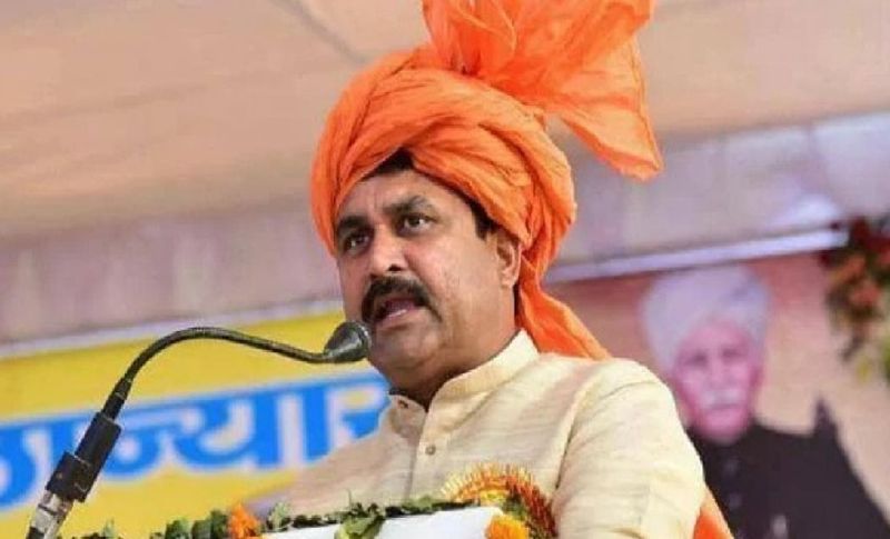 <p>दरअसल, इनकम टैक्स की यह रेड विधायक बलराज कुंडू के रोहतक के सेक्टर 14 स्थित घर पर पड़ी हुई है। जहां पर एक दर्जन से ज्यादा गाड़ियों के काफिले के साथ अधिकारी पहुंचे हैं। टीम की कार्रवाई चल रही है। बताया जा रहा है कि वहीं विधायक के दिल्ली और गुड़गांव स्थित कार्यालय पर भी छापेमारी चल रही है।</p>
