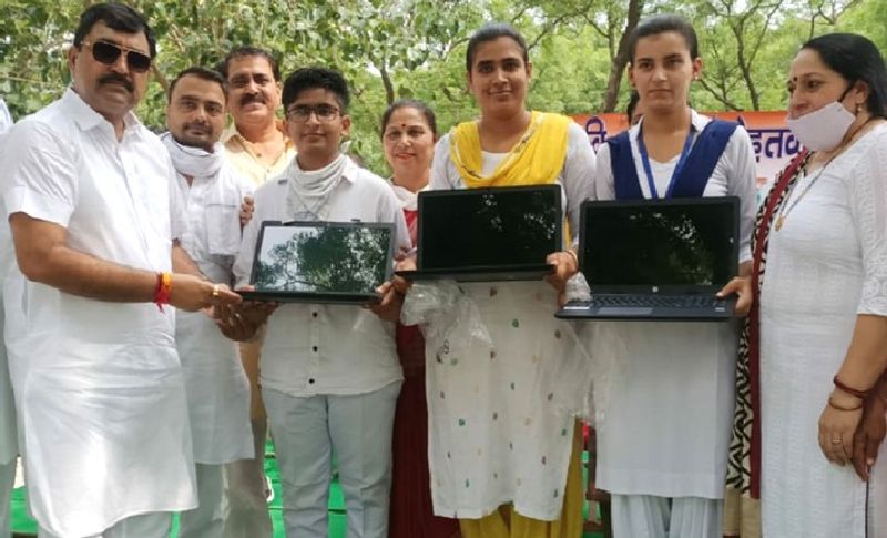 <p><br />
बता दें कि विधायक बलराज कुंडू ने अपनी तरफ से अपने क्षेत्र में पढ़ाई में अच्छे प्रदर्शन करने वाले तीन मेधावी स्कूली छात्राओं को लैपटॉप और 1,100 रुपये प्रत्येक 20 लोगों को उपहार में दिए थे। छात्रा तन्नू, गरिमा और स्वीटी को लैपटॉप दिया था। जिन्होंने बारहवीं कक्षा में 98, 97 और 96 प्रतिशत हासिल किए हैं।</p>