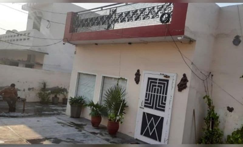 <p>विधायक बलराज कुंडू का हांसी स्थितसास का घर, जहां पर इनकम टैक्स डिपार्टमेंट की टीम रेड डालने के लिए पहुंची हुई है।<br />
</p>