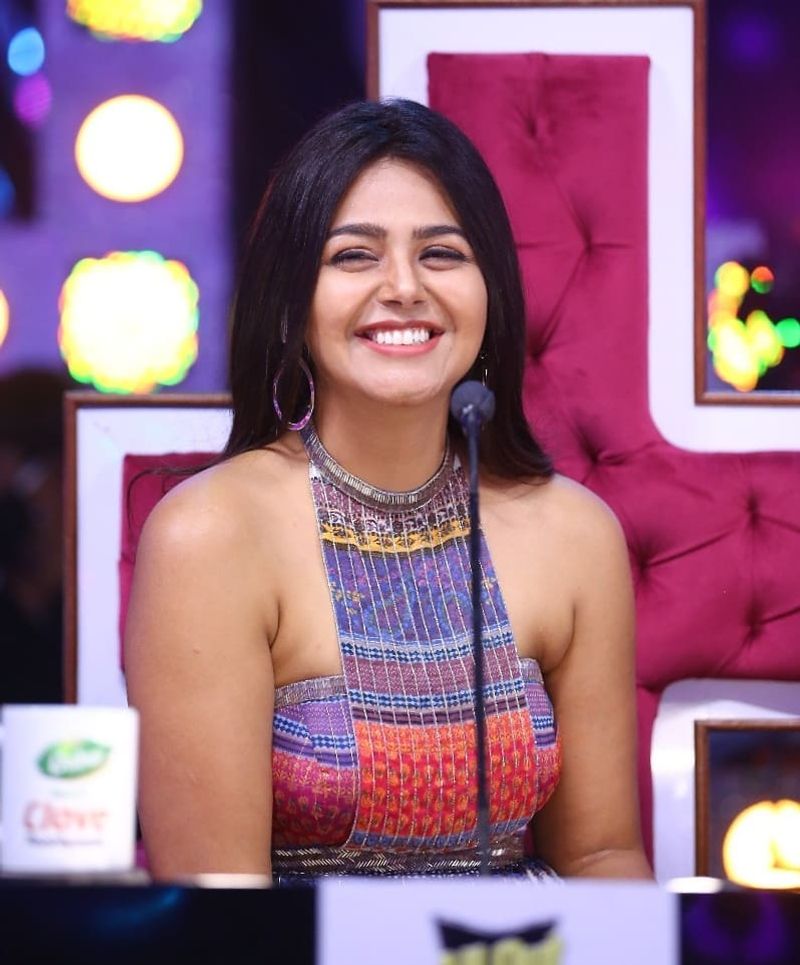 తాజాగా ట్రైబల్ తరహా డ్రెస్సులో మోనాల్ కేక పెట్టిస్తుంది. ఆమె లేటెస్ట్ హాట్ ఫోటోలు సామాజిక మాధ్యమాల్లో వైరల్ అవుతున్నాయి. నెటిజన్ల కామెంట్లకి గురవుతున్నాయి.