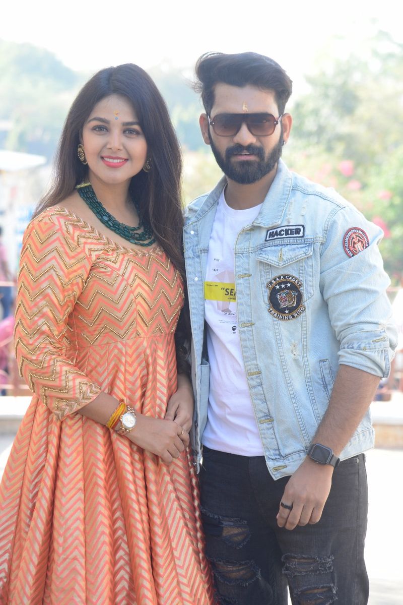 మోనాల్ మరోవైపు బిగ్బాస్ హౌజ్ ప్రియుడు అఖిల్తో ఇంకా ప్రేమాయణం సాగిస్తూనే ఉంది. ఇప్పటికీ వీరిద్దరు కలుసుకుంటూ బయట కూడా హాట్ టాపిక్గా మారుతున్నారు.