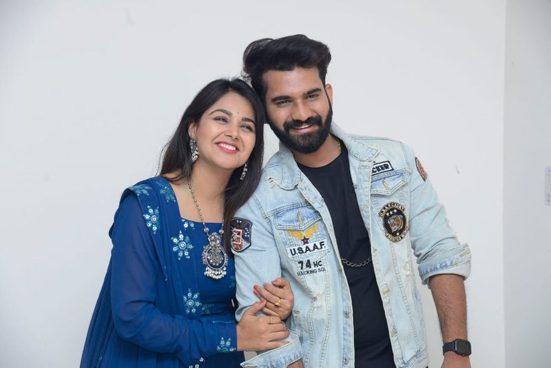 అంతేకాదు పరోక్షంగా తామిద్దరం ప్రేమలో ఉన్నట్టు చెప్పకనే చెబుతున్నారు. పైకి మాత్రం మంచి ఫ్రెండ్స్ గా కలరింగ్ ఇస్తున్నారు. ప్రస్తుతం వీరిద్దరు కలిసి `తెలుగు అబ్బాయి గుజరాజ్ అమ్మాయి` అనేవెబ్ సిరీస్లో నటిస్తున్నారు.