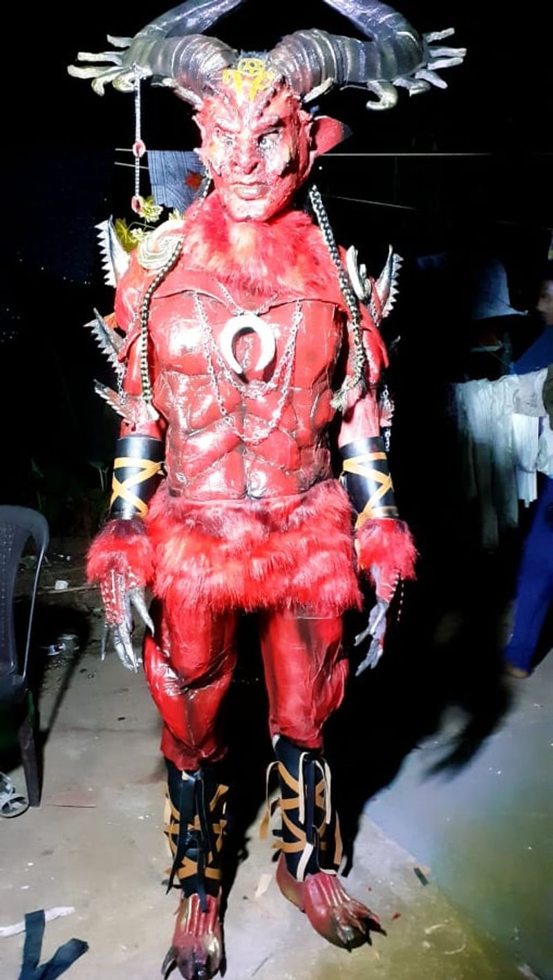 <p>ಕೆಂಪು ಪೆಡಂಭೂತದ ಅವತಾರ</p>