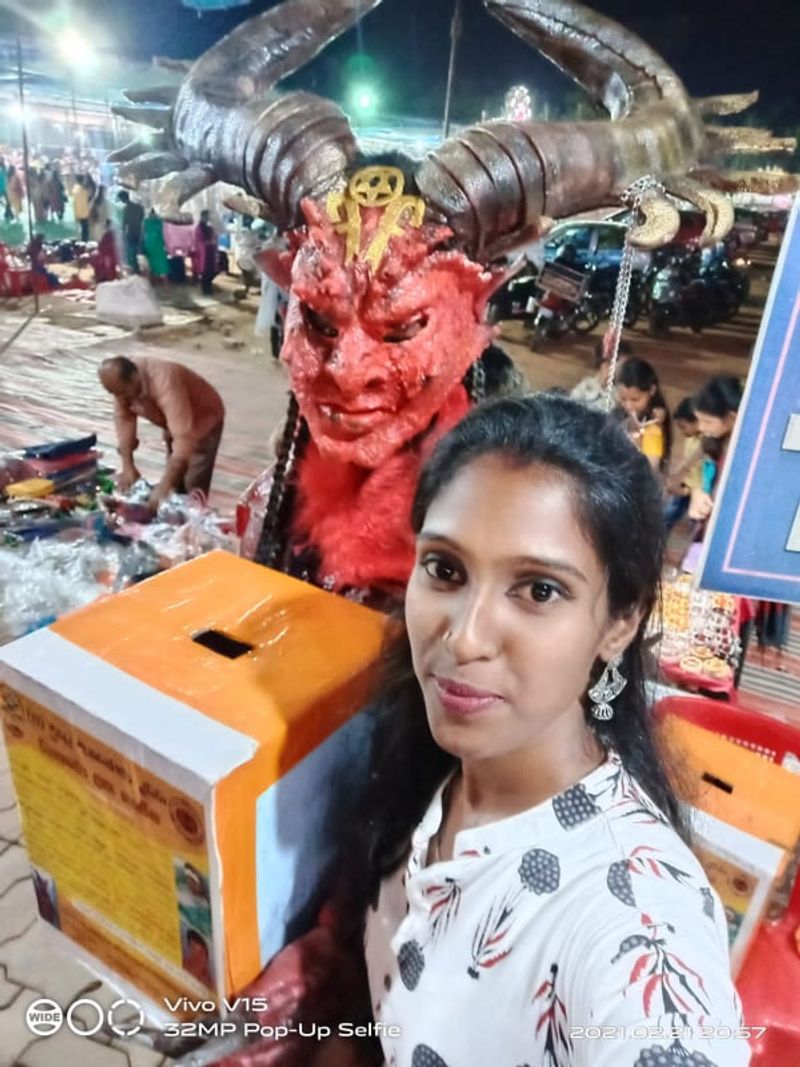 <p>ಇವರು ಮತ್ತೊಮ್ಮೆ ಕೆಂಪು ಪೆಡಂಭೂತವಾಗಿ ಮಾನವೀಯ ಕೆಲಸಕ್ಕೆ ಕೈ ಜೋಡಿಸಿದ್ದಾರೆ.</p>