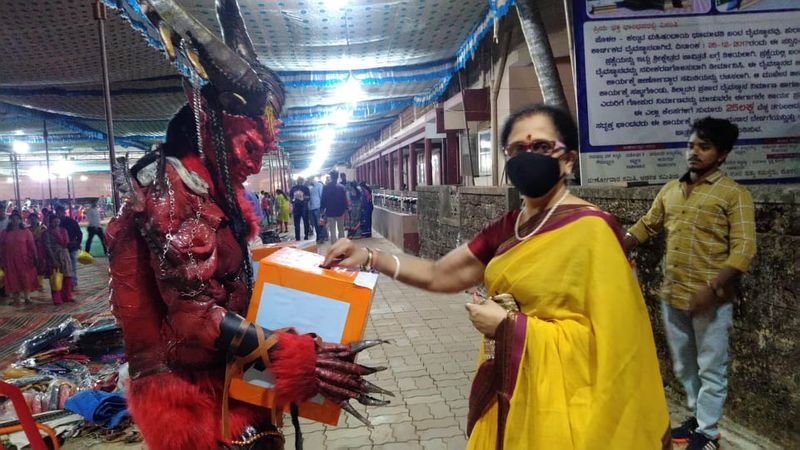 <p>ದೇವಾಲಯಕ್ಕೆ ಆಗಮಿಸಿದವರು ಮಗುವಿನ ಚಿಕಿತ್ಸೆಗೆ ತಮ್ಮಿಂದಾದ ನೆರವು ನೀಡಿರು</p>