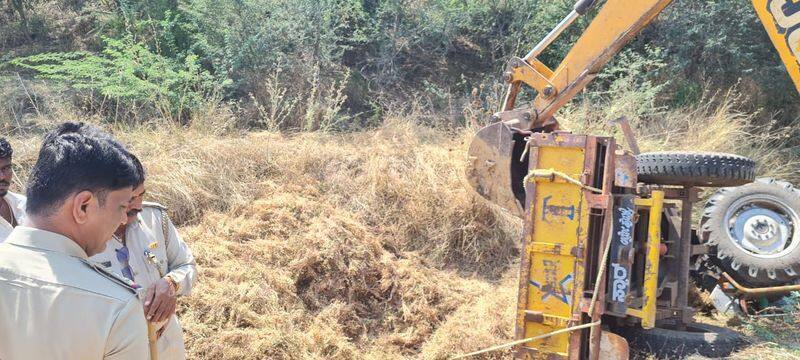 Two Labor Dies for Tractor Accident in Laxmeshwar in Gadag grg