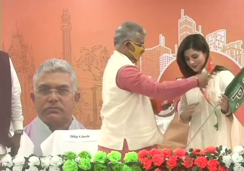 बीजेपी अध्यक्ष जेपी नड्डा ने पश्चिम बंगाल में बीजेपी के मिशन सोनार बांग्ला का कैंपेन लॉन्च किया। इसके मिशन के अंतर्गत करीब 2 करोड़ लोगों तक पहुंचा जाएगा और चुनावी घोषणा पत्र के लिए उनके सुझाव मांगे जाएंगे।

