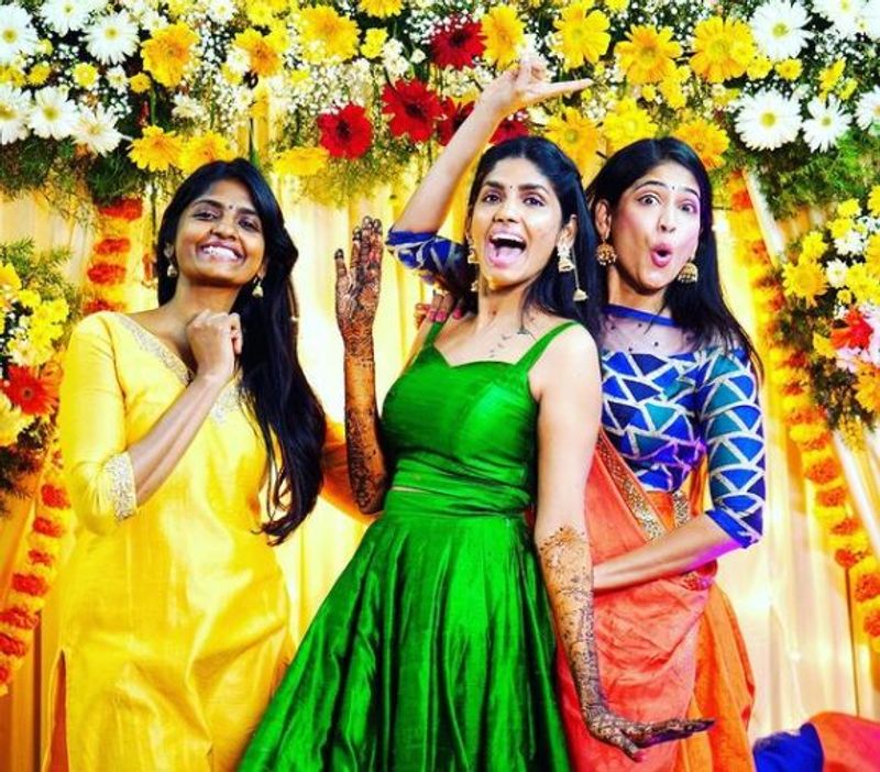கடந்த ஆண்டு எதார்த்தமான கதையை இயக்கி, ஹிட் படத்தை கொடுத்த இயக்குனர் தேசிங்கு பெரியசாமி இயக்கியதில், 'கண்ணும் கண்ணும் கொள்ளையடித்தால்' படத்தில் நடித்தபோது நிரஞ்சனிக்கும் இவருக்கும் காதல் பற்றிக்கொண்டது.