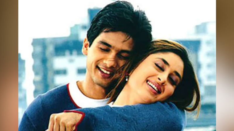 <p>করিনা কাপুর শাহিদ কাপুরকে ভালোবেসে হয়ে গিয়েছিলেন ভেজিটেরিয়ান। যাব উই মেট ছবি দেখলে তাঁদের সম্পর্কের গভীরতা যে কেউ আঁচ করতে পারে।</p>