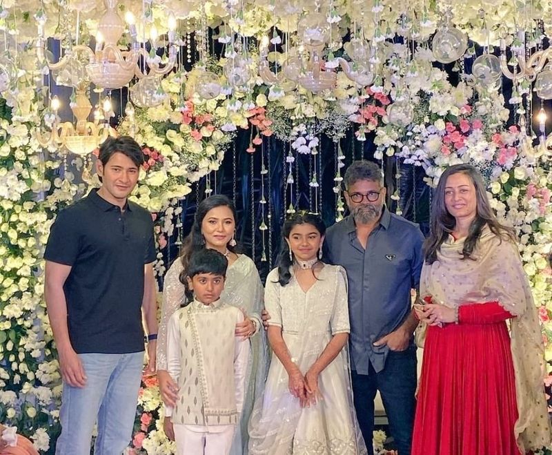 తన భార్య నమ్రతతో కలిసి ఫంక్షన్కి హాజరైన మహేష్.