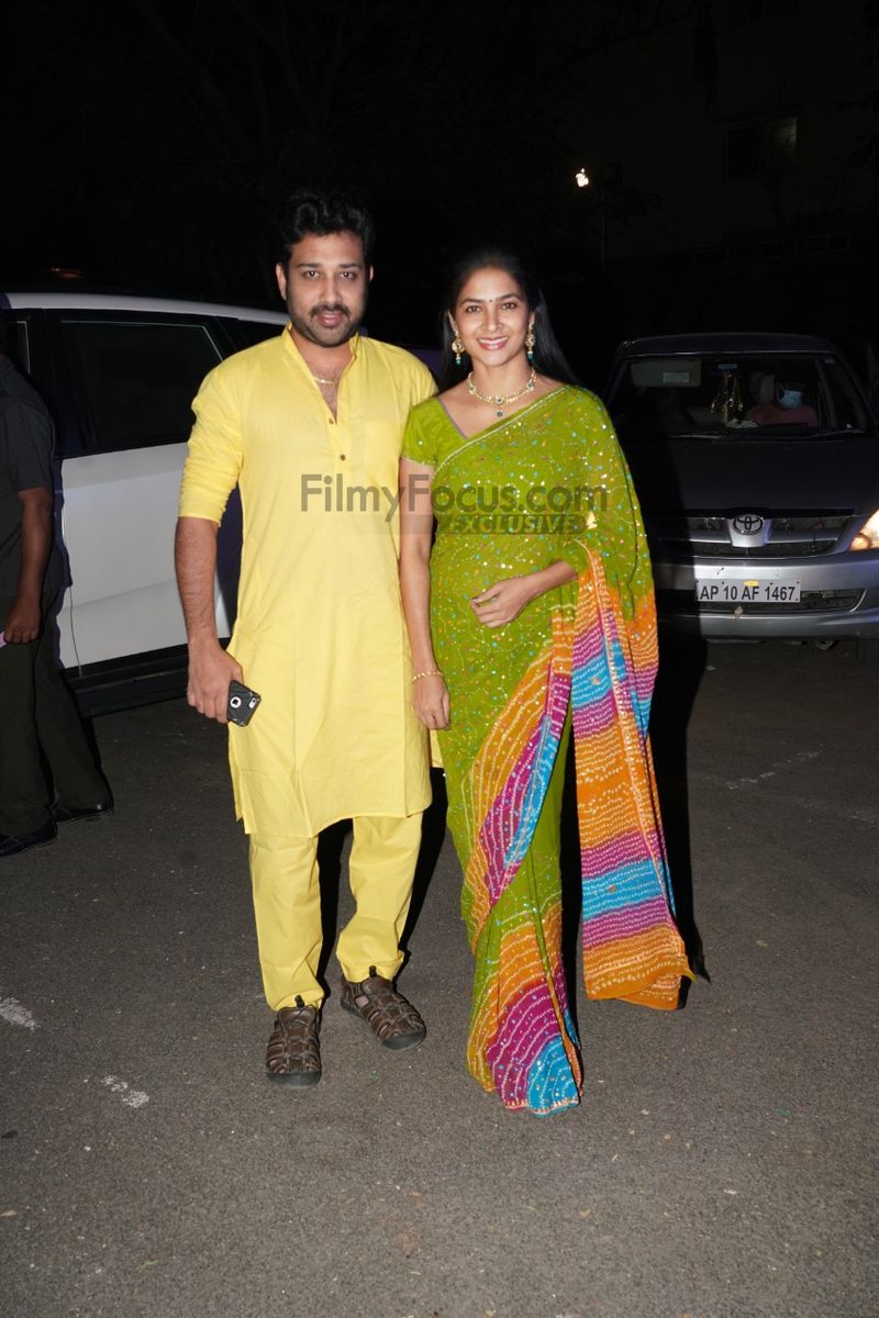 ఫంక్షన్కి వస్తోన్న శివబాలాజీ, తన భార్య.