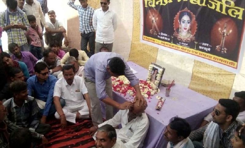 ओमप्रकाश मेहरा ने श्रीदेवी की मौत के बाद ठीक वैसे ही सारी रस्में निभाईं थीं जैसे कोई पति अपनी पत्नी के निधन के बाद निभाता है। श्रीदेवी की आत्मा की शांति के लिए उन्होंने अपना मुंड़न करवाया और 13 तक सारे क्रियाक्रम किए। यहां तक की मेहरा ने तेरहंवी का भी आयोजन किया था। अब हर साल वह पुण्यतिथि भी मना रहा है।
