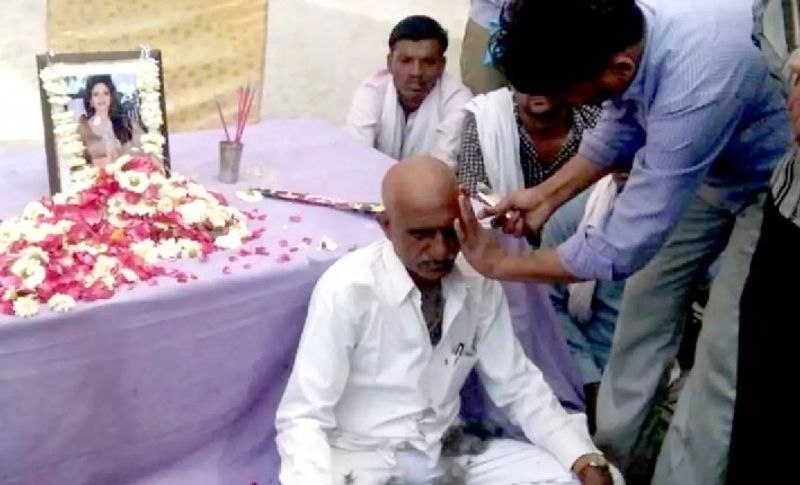 ओमप्रकाश मेहरा का कहना है कि उन्होंने स्कूल के दिनों में श्रीदेवी की फिल्म देखना शूरु कर दिया था। उस दौरान वो 1989 में हायर सेकेंडरी में पड़ते थे। तब से वे उनके फैन हो गए थे। उस दिन से लेकर वह उनके जिंदा रहने तक करीब 3 हजार से ज्यादा पत्र श्रीदेवी को भेज चुके थे। लेकन उनसे मुलाकात नहीं हो सकी। मेहरा ने बताया कि एक बार श्रीदेवी ने उन्हें मिलने के लिए मुंबई बुलाया था। लेकिन किसी कारणवश नहीं जा सके। बस जिंदगीभर उसी दिन को कोसता हूं कि मैं क्यों मुंबई मिलने नहीं जा सका।
