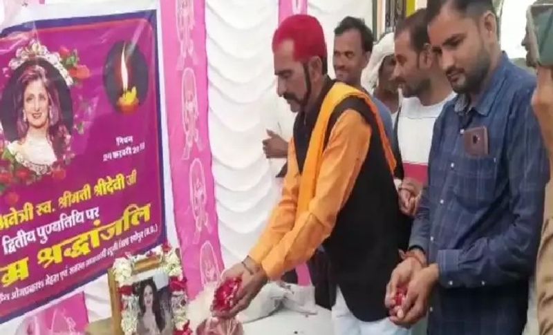 इस फैन की सबसे खास बात यह कि उसने 57 साल का होने के बाद भी उसने श्रीदेवी की खातिर किसी दूसरी महिला से शादी तक नहीं की। वह कहतै हैं मैं श्रीदेवी को ही अपनी पत्नी दिल से मान चुका हूं। मेरी शादी उनसे ही हो चुकी है तो फिर दोबारा शादी क्यों करूं। इतना ही नहीं 2002 में ओमप्रकाश मेहरा ने वोटर लिस्ट में अपनी पत्नी का नाम श्रीदेवी दर्ज करा लिया था।