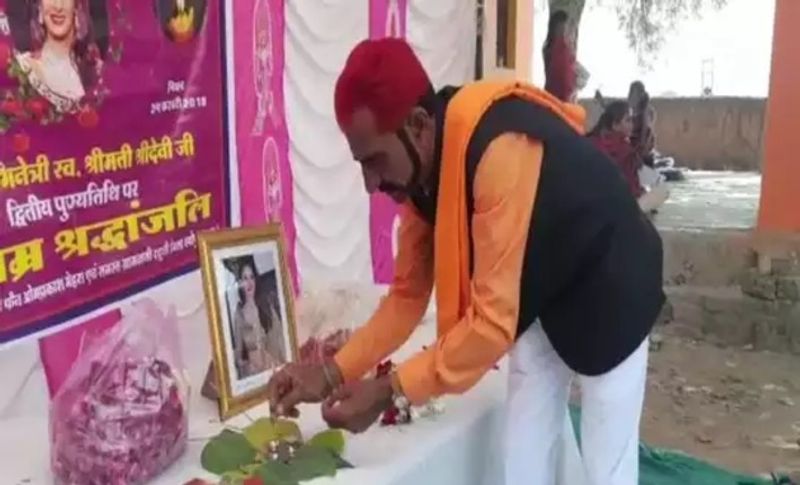 बताया जाता है कि 24 फरवरी 2018 को जब श्रीदेवी के निधन हुआ था तो ओमप्रकाश का रो-रोकर बुरा हाल था। इतना ही नहीं निधन के बाद 5 दिनों तक अन्न ग्रहण नहीं किया था। जब तक श्रीदेवी का अंतिम संस्कार नहीं हो गया था। जो भी उनको इस हालत में देखता उसकी आंखों में भी आंसू आ जाते थे। कोई इतना प्यार अपनी पत्नी से नहीं करता होगा जितना ओमप्रकाश श्रीदेवी से करते हैं।