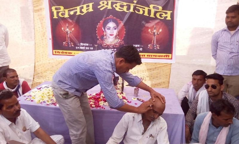 दरअसल, ओमप्रकाश मेहरा ने श्रीदेवी को श्रद्धांजलि देने के लिए अपने ददुनि गांव मे श्रद्धांजलि सभा का आयोजन रखा था। जिसमें सैंकड़ों लोग शामिल हुए थे। श्रद्धांजलि का यह आयोजन ऐसा लग रहा था कि जैसे ओमप्रकाश ने अपनी पत्नी के लिए शोक सभा रखी हो। हालांकि वह कभी श्रीदेवी से मिल नहीं सके, लेकिन उनका कहना है कि अगले जन्म में वह श्रीदेवी जरूर मिलेंगे। 