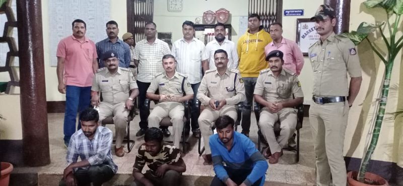 <p>ಬಂಧಿತರನ್ನ ಬೆಳಗಾವಿ ತಾಲೂಕಿನ ಕೋಳ್ಯಾನಟ್ಟಿ ಗ್ರಾಮದ ಕೊಲೆಯಾದವನ ಪತ್ನಿಯ ಪ್ರಿಯಕರ ಸೇರಿ ಬಾಳಪ್ಪ ದಿನ್ನಿ, ಬಸವರಾಜ ಉಪ್ಪಾರ, ಬೈಲಹೊಂಗಲ ತಾಲೂಕಿನ ಸಂಪಗಾವಿ ಗ್ರಾಮದ ಮಂಜುನಾಥ ಬೀಡಿ ಎಂದು ಗುರುತಿಸಲಾಗಿದೆ.</p>