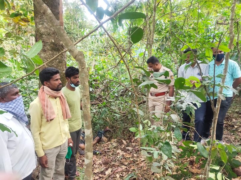 <p>ಗಂಡ ಸಾಗರ್ನ ಕೊಂದರೆ ತನ್ನ ಬಳಿಯ ಚಿನ್ನಾಭರಣ ನೀಡೋದಾಗಿ ಹೇಳಿದ್ದ ಮಹಿಳೆ. ಸ್ನೇಹಿತರಿಬ್ಬರ ಜೊತೆಗೂಡಿ ಸಾಗರ್ನನ್ನು ಉಳವಿಗೆ ಕರೆದೊಯ್ದು ಮದ್ಯಪಾನ ಮಾಡಿಸಿ ಕುತ್ತಿಗೆಗೆ ಹಗ್ಗ ಬಿಗಿದು ಹತ್ಯೆಗೈದಿದ್ದ ಆರೋಪಿಗಳು. </p>
