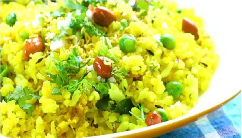 <p>ಬೆಳಗಿನ ಉಪಾಹಾರದಲ್ಲಿ, ಸಾಕಷ್ಟು ಹಸಿರು ತರಕಾರಿಗಳನ್ನು ವರ್ಮಿಸೆಲ್ಲಿ ಅಥವಾ ಅವಲಕ್ಕಿಯಲ್ಲಿ ಬೆರೆಸಿ ಆರೋಗ್ಯಕರ ಪೋಹಾವನ್ನು ತಯಾರಿಸಬಹುದು. ನಂತರ ಒಂದು ಲೋಟ ತೆಂಗಿನ ನೀರನ್ನು ಕುಡಿಯಿರಿ. </p>