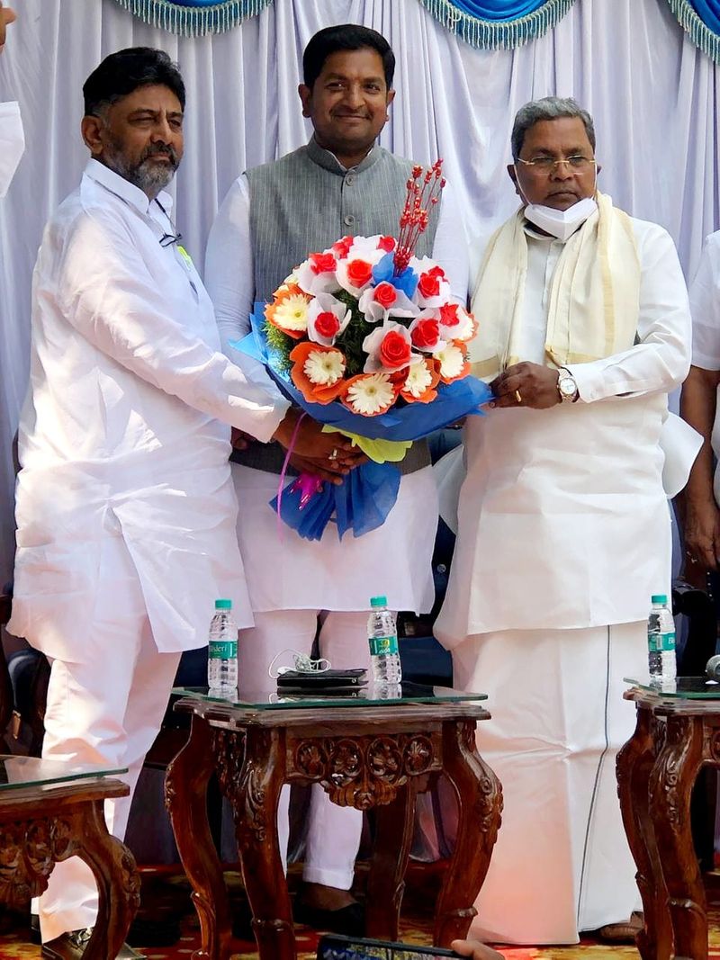 <p>ತಮ್ಮ ಬಾಹ್ಯ ಬೆಂಬಲವನ್ನ ಕಾಂಗ್ರೆಸ್ಗೆ ಘೋಷಣೆ ಮಾಡಿದರು. ಇದೇ ವೇಳೆ ಡಿಕೆ ಶಿವಕುಮಾರ್ ಹಾಗೂ ಸಿದ್ದರಾಮಯ್ಯ ಶರತ್ ಬಚ್ಚೇಗೌಡರಿಗೆ ಹೂ-ಗುಚ್ಛ ನೀಡಿ ಸ್ವಾಗತಿಸಿದರು.</p>