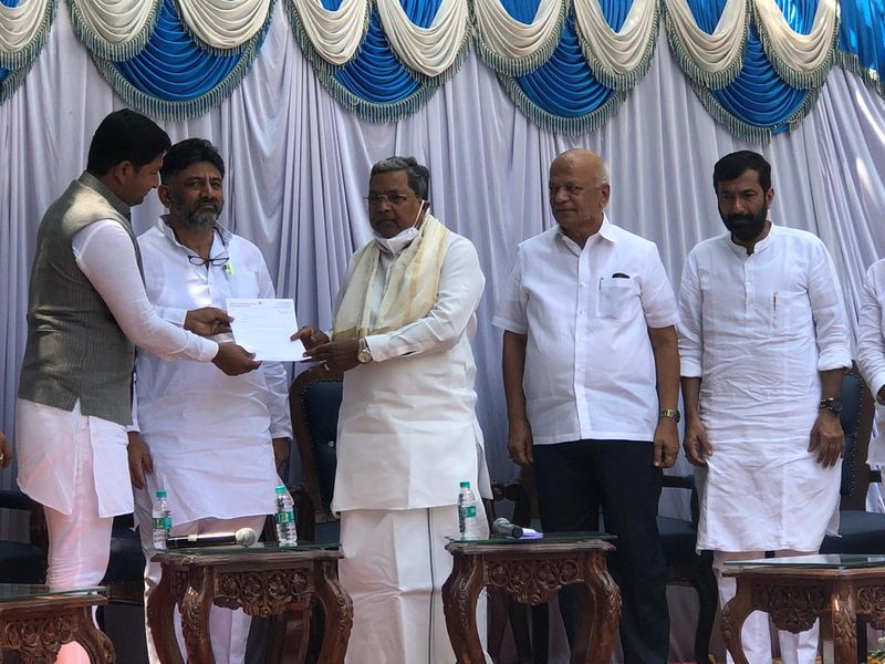 <p>ಸಿದ್ದರಾಮಯ್ಯರ ಸರ್ಕಾರಿ ನಿವಾಸದಲ್ಲಿ ನಡೆದ ಕಾರ್ಯಕ್ರಮದಲ್ಲಿ ವಿಪಕ್ಷ ನಾಯಕ ಸಿದ್ದರಾಮಯ್ಯ, ಡಿಕೆ ಶಿವಕುಮಾರ್ ಸಮ್ಮುಖದಲ್ಲಿ ತಮ್ಮ ಬಾಹ್ಯ ಬೆಂಬಲವನ್ನ ಕಾಂಗ್ರೆಸ್ಗೆ ಘೋಷಣೆ ಮಾಡಿದರು. </p>