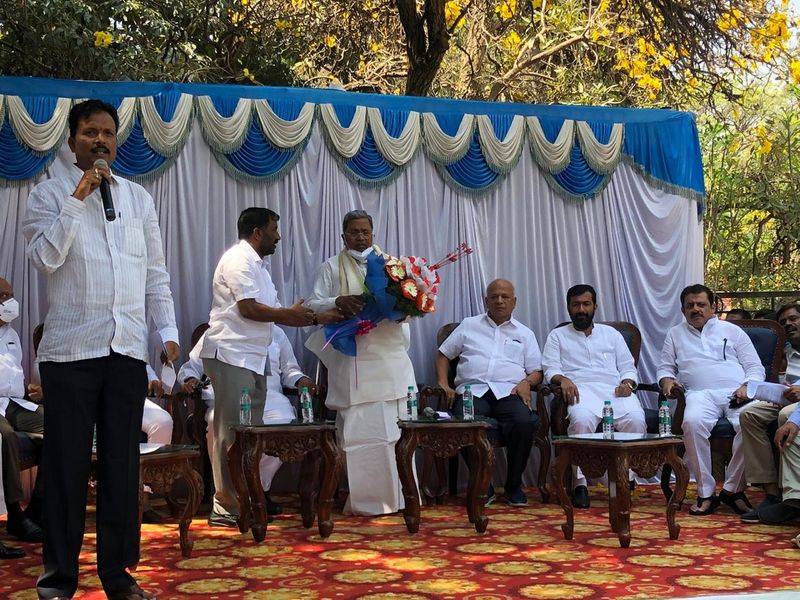 <p>ಸರ್ಕಾರದ ನಿಯಮಾವಳಿಗಳ ಪ್ರಕಾರ ಯಾವುದೇ ಒಂದು ವಿಧಾನಸಭಾ ಕ್ಷೇತ್ರದಲ್ಲಿ ನಡೆಯುವ ಸರ್ಕಾರಿ ಕಾರ್ಯಕ್ರಮಗಳ ಅಧ್ಯಕ್ಷತೆಯನ್ನು ಅಲ್ಲಿನ ಶಾಸಕರೇ ವಹಿಸಿಕೊಳ್ಳಬೇಕು. ಆದರೆ ಹೊಸಕೋಟೆಯಲ್ಲಿ ಇದಕ್ಕೆ ತದ್ವಿರುದ್ಧವಾಗಿ ಕಾರ್ಯಕ್ರಮಗಳನ್ನು ಆಯೋಜಿಸಿ ಶರತ್ ಬಚ್ಚೇಗೌಡ ಅವರನ್ನು ಮೂಲೆಗುಂಪು ಮಾಡುವ ವ್ಯವಸ್ಥಿತ ಷಡ್ಯಂತ್ರ ನಡೆಯುತ್ತಿದೆ ಎಂದು ಸಿದ್ದರಾಮಯ್ಯ ಘೋಷಣೆ ಮಾಡಿದರು.</p>