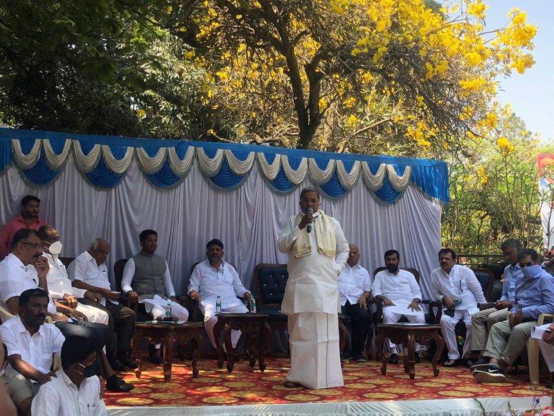 <p>ಹೊಸಕೋಟೆ ವಿಧಾನಸಭಾ ಕ್ಷೇತ್ರದ ಪಕ್ಷೇತರ ಶಾಸಕರಾದ ಶರತ್ ಬಚ್ಚೇಗೌಡ ಅವರು ರಾಜ್ಯ ಸರ್ಕಾರದ ದುರಾಡಳಿತದ ವಿರುದ್ಧದ ತಮ್ಮ ಹೋರಾಟಗಳಿಗೆ ಕಾಂಗ್ರೆಸ್ನ ಬೆಂಬಲ ಕೋರಿದ್ದಾರೆ. ಮುಂದಿನ ದಿನಗಳಲ್ಲಿ ಶರತ್ ಬಚ್ಚೇಗೌಡ ಅವರು ಮತ್ತು ನಾವು ಒಟ್ಟಾಗಿ ಬಿಜೆಪಿ ಸರ್ಕಾರದ ವಿರುದ್ಧ ಜನಜಾಗ್ರತಿ ಮೂಡಿಸುವ ಕೆಲಸ ಮಾಡಲಿದ್ದೇವೆ ಎಂದು ಸಿದ್ದರಾಮಯ್ಯ ಘೋಷಣೆ ಮಾಡಿದರು.</p>
