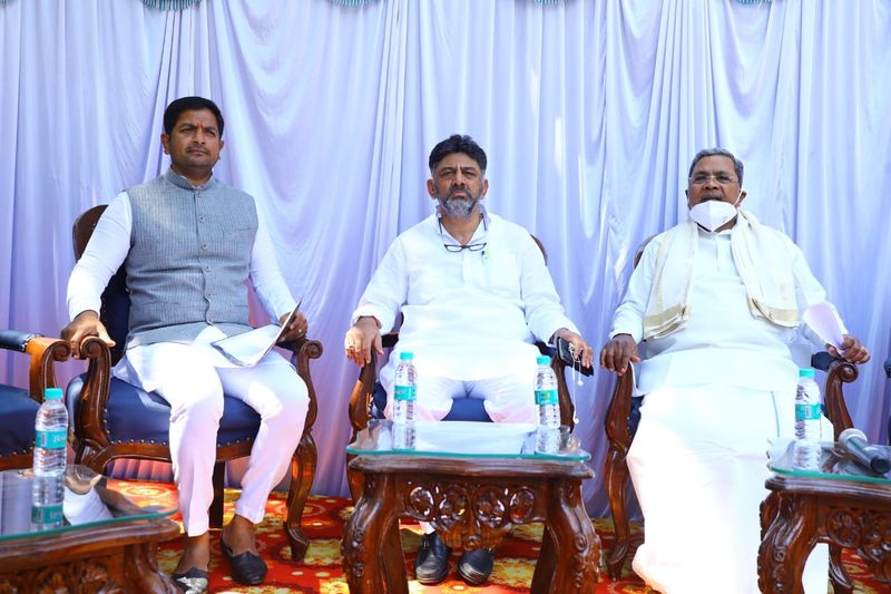 <p>ಪಕ್ಷಾಂತರ ಕಾಯ್ದೆ ಪರಿಣಾಮ ಶರತ್ ಬಚ್ಚೇಗೌಡ ಅವರು ಕಾಂಗ್ರೆಸ್ಗೆ ಸೇರ್ಪಡೆಯಾಗದೇ ಕೇವಲ ತಮ್ಮ ಬಾಹ್ಯ ಬೆಂಬಲವನ್ನ ನೀಡಿದರು.</p>
