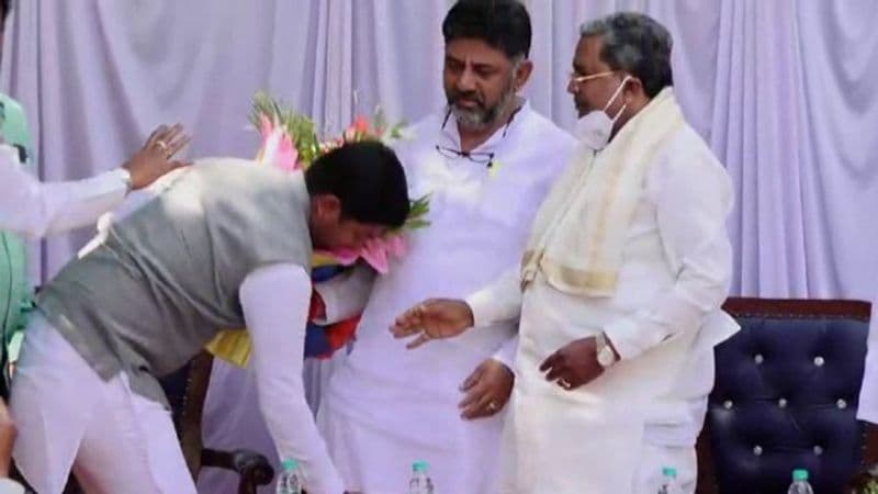 <p>ಹೊಸಕೋಟೆ ಕ್ಷೇತ್ರದ ಪಕ್ಷೇತರ ಶಾಸಕ ಶರತ್ ಬಚ್ಚೇಗೌಡ ಇಂದು ( ಗುರುವಾರ)ಅಧಿಕೃತವಾಗಿ ಕಾಂಗ್ರೆಸ್ನ ಸಹಸದಸ್ಯರಾಗಿ ಸೇರ್ಪಡೆಗೊಂಡಿದ್ದಾರೆ.</p>