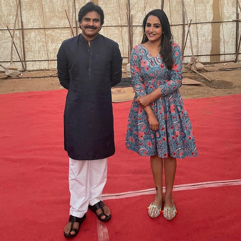 హిమజకి పవన్ కళ్యాణ్ హీరోగా రూపొందుతున్న క్రిష్ చిత్రంలో నటించే అవకాశం దక్కింది. ఇందులో ఆమెకి కీలక పాత్ర వచ్చిందని సంబరపడుతుంది. ఈ విషయాన్ని తాజాగా ఇన్స్టా ద్వారా వెల్లడించింది. పవన్తో దిగిన ఫోటోలను పంచుకుని తన హ్యాపీనెస్ని పంచుకుంది.