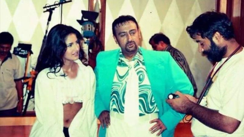 <p>পরিচালক যখন ক্যাটরিনাকে বলেছিলেন টেবিলের উপর বসে গুলশনের কলার ধরে তাকে চুমু খেতে, এই কথা শুনেই হতবাক হয়ে গেছিলেন গুলশন। তবে ক্যাটরিনা আত্মবিশ্বাসের সঙ্গে দৃশ্য়টি উপস্থাপন করেছিলেন।<br />
</p>