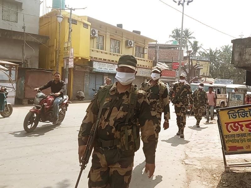 <p>উত্তর দিনাজপুরের ৯টি বিধানসভা কেন্দ্রে ভোট প্রস্তুতি চলছে নির্বিঘ্নে। ভোটের কাজে যাতে কোনও ব্যাঘাত না হয় তার দিকেও নজর রাখছে কেন্দ্রীয় বাহিনী। <br />
</p>